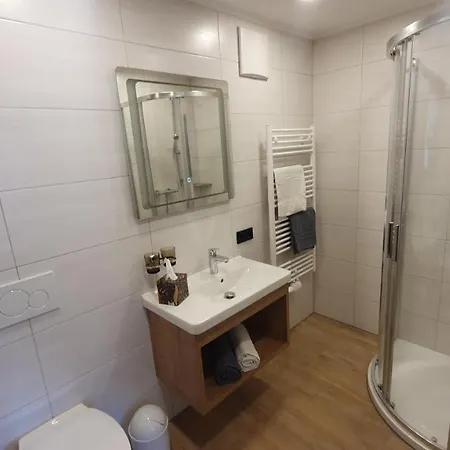 Haus Enzian شقة